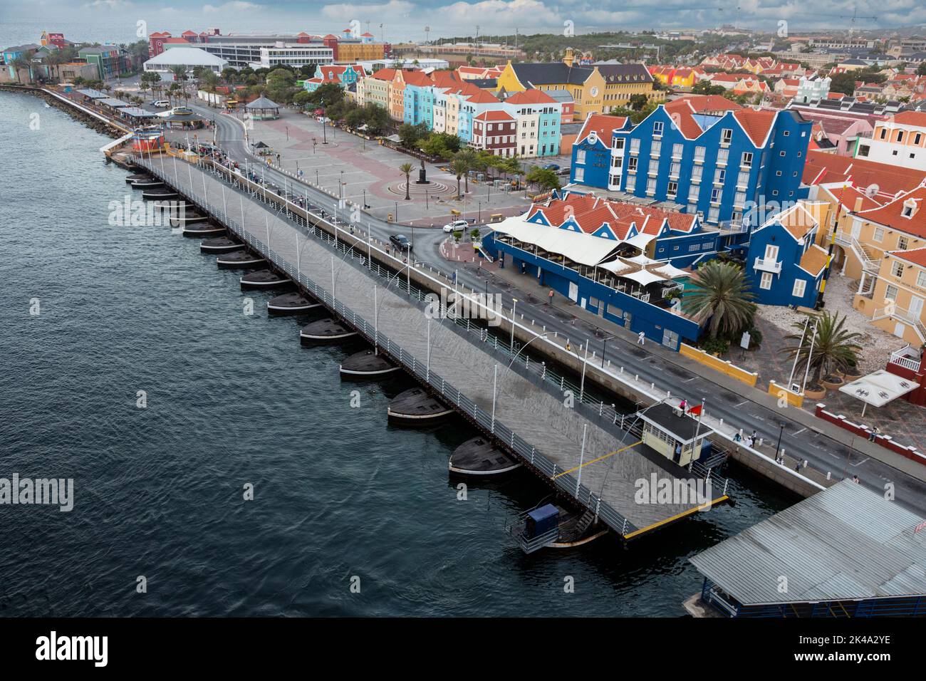 Willemstad, Curacao, Kleinen Antillen. Königin Emma Brücke offen für Schiff zu übergeben. Stockfoto