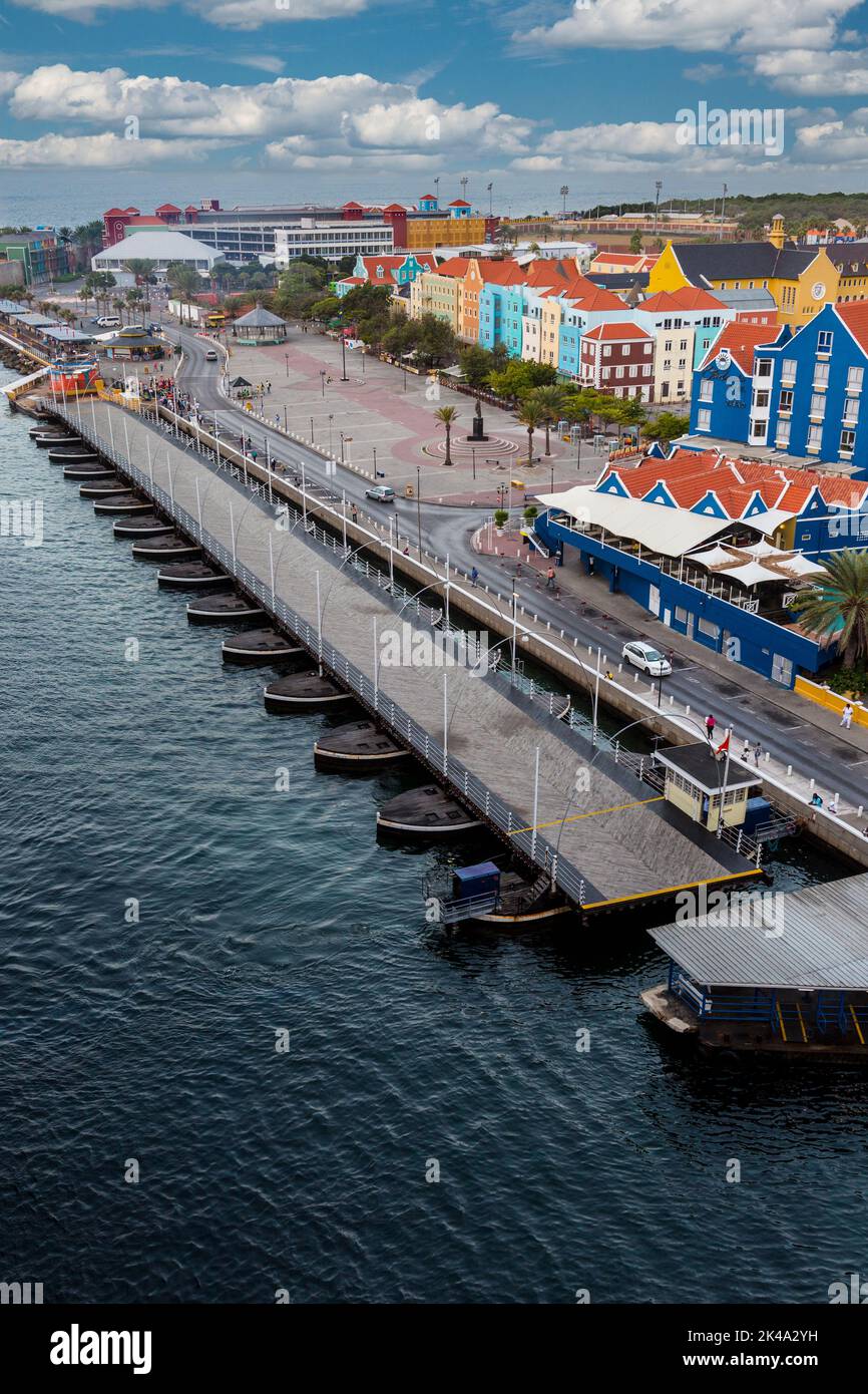 Willemstad, Curacao, Kleinen Antillen. Königin Emma Brücke offen für Schiff zu übergeben. Stockfoto