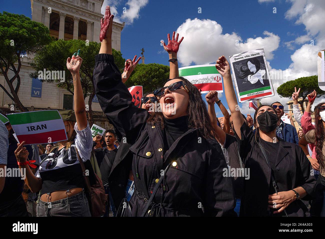 Rom, Italien. 01. Oktober 2022. Demonstranten rufen während der Demonstration Parolen. Iranische Studenten und italienische Bürger hielten nach dem Tod der 22-jährigen Mahsa Amini am 16. September 2022 in Teheran eine Kundgebung in Rom ab, nachdem sie von der moralischen Polizei verhaftet worden war. Kredit: SOPA Images Limited/Alamy Live Nachrichten Stockfoto