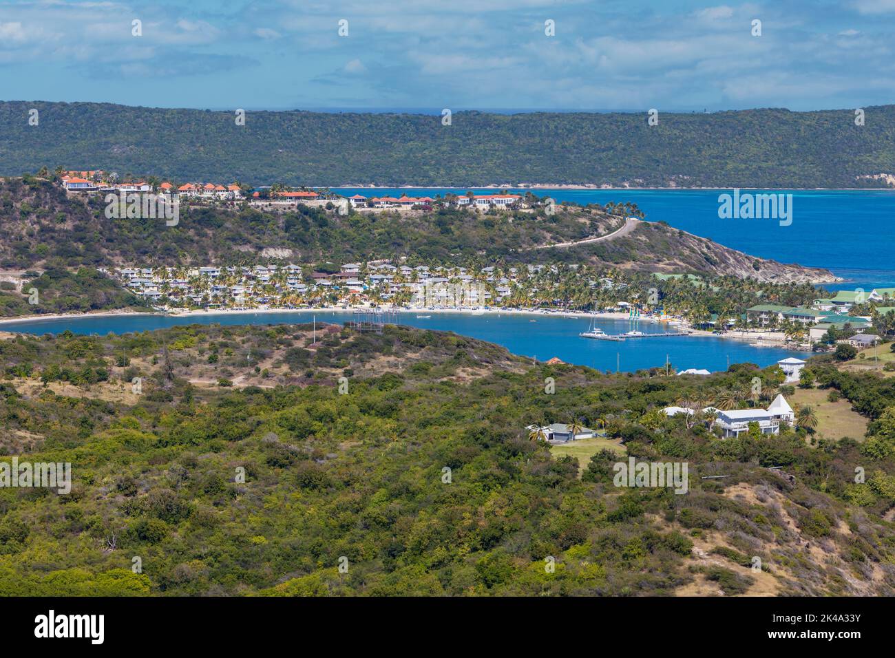 Antigua. Blick auf den Atlantik von Block House, einem kolonialen Britischen Fort. St. James Hotel in Distanz. Stockfoto Antigua. Blick auf den Atlantik von Block House, einem kolonialen Britischen Fort. St. James Hotel in Distanz. Stockfoto