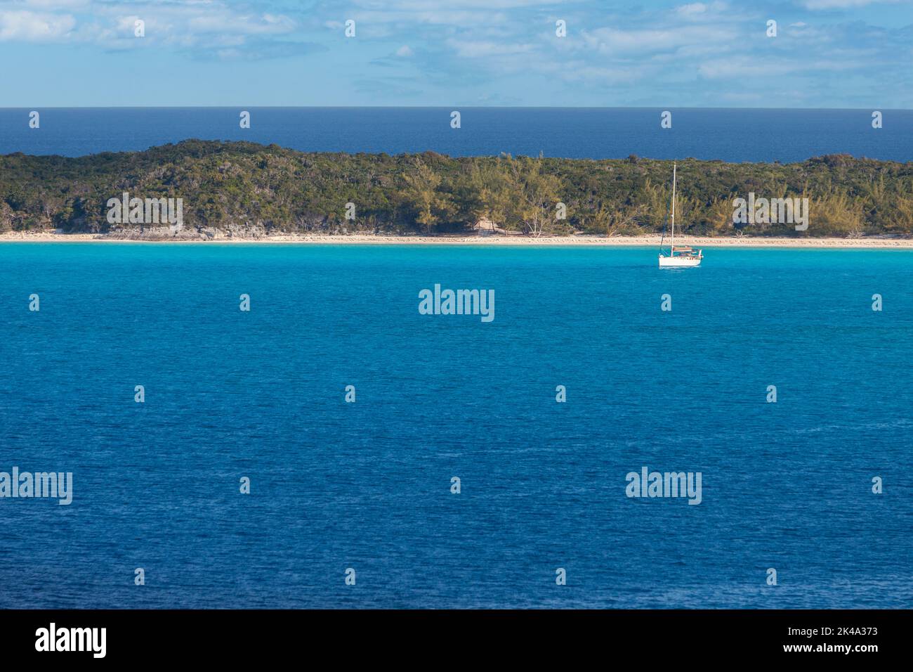 Half Moon Cay, Bahamas. Segelboot verankert off Half Moon Cay, einer Koralleninsel. Stockfoto Half Moon Cay, Bahamas. Segelboot verankert off Half Moon Cay, einer Koralleninsel. Stockfoto