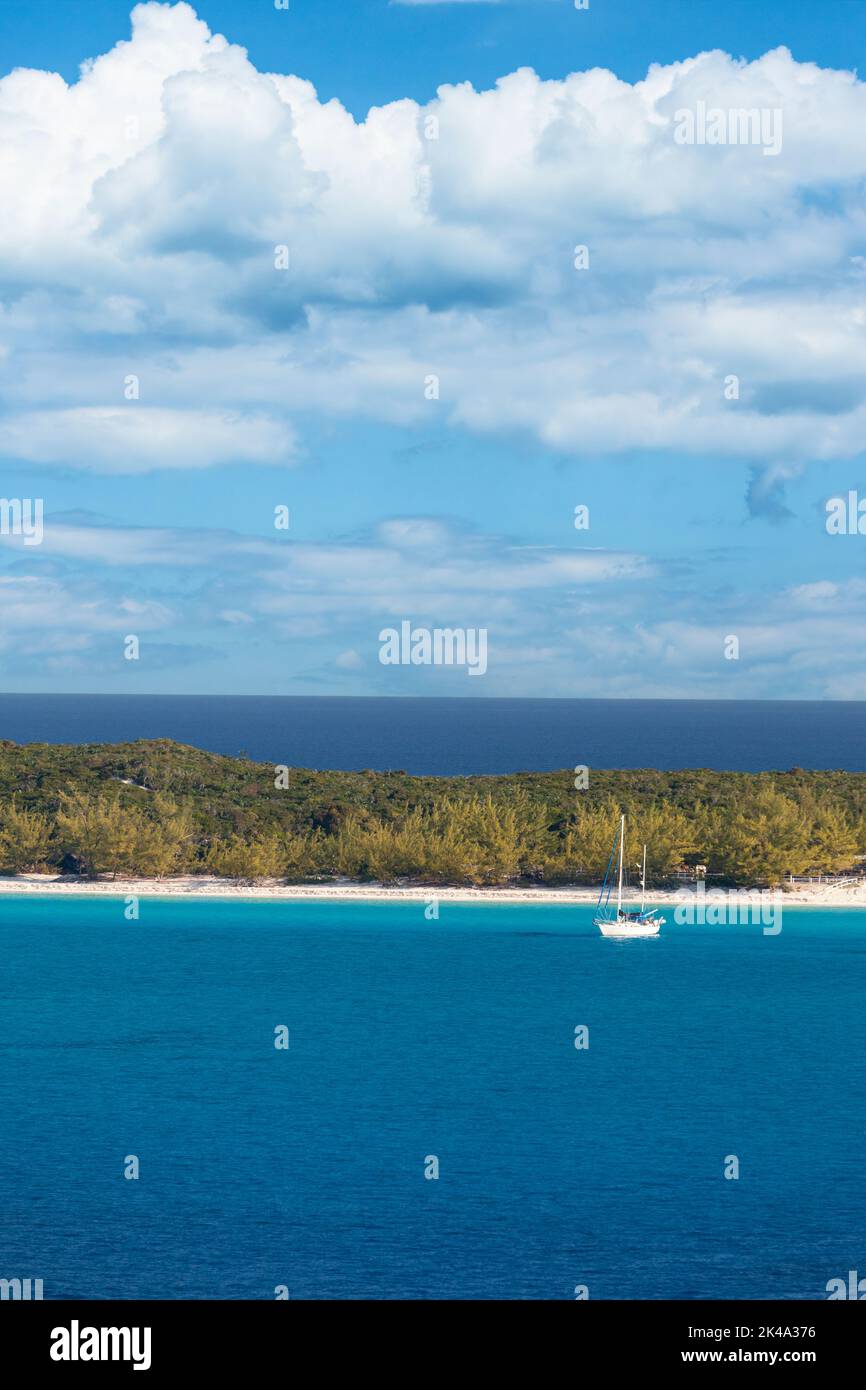Half Moon Cay, Bahamas. Segelboot verankert off Half Moon Cay, einer Koralleninsel. Stockfoto Half Moon Cay, Bahamas. Segelboot verankert off Half Moon Cay, einer Koralleninsel. Stockfoto