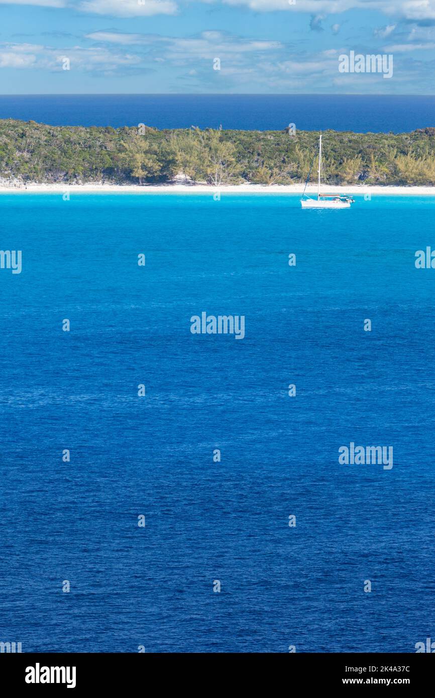 Half Moon Cay, Bahamas. Segelboot verankert off Half Moon Cay, einer Koralleninsel. Stockfoto Half Moon Cay, Bahamas. Segelboot verankert off Half Moon Cay, einer Koralleninsel. Stockfoto