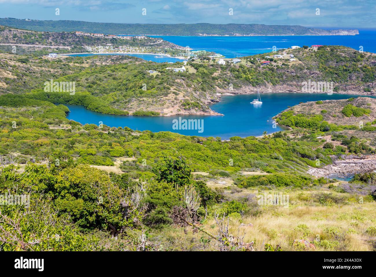 Antigua. Blick auf den Atlantik von Block House, einem kolonialen Britischen Fort. St. James Hotel in Distanz. Stockfoto Antigua. Blick auf den Atlantik von Block House, einem kolonialen Britischen Fort. St. James Hotel in Distanz. Stockfoto