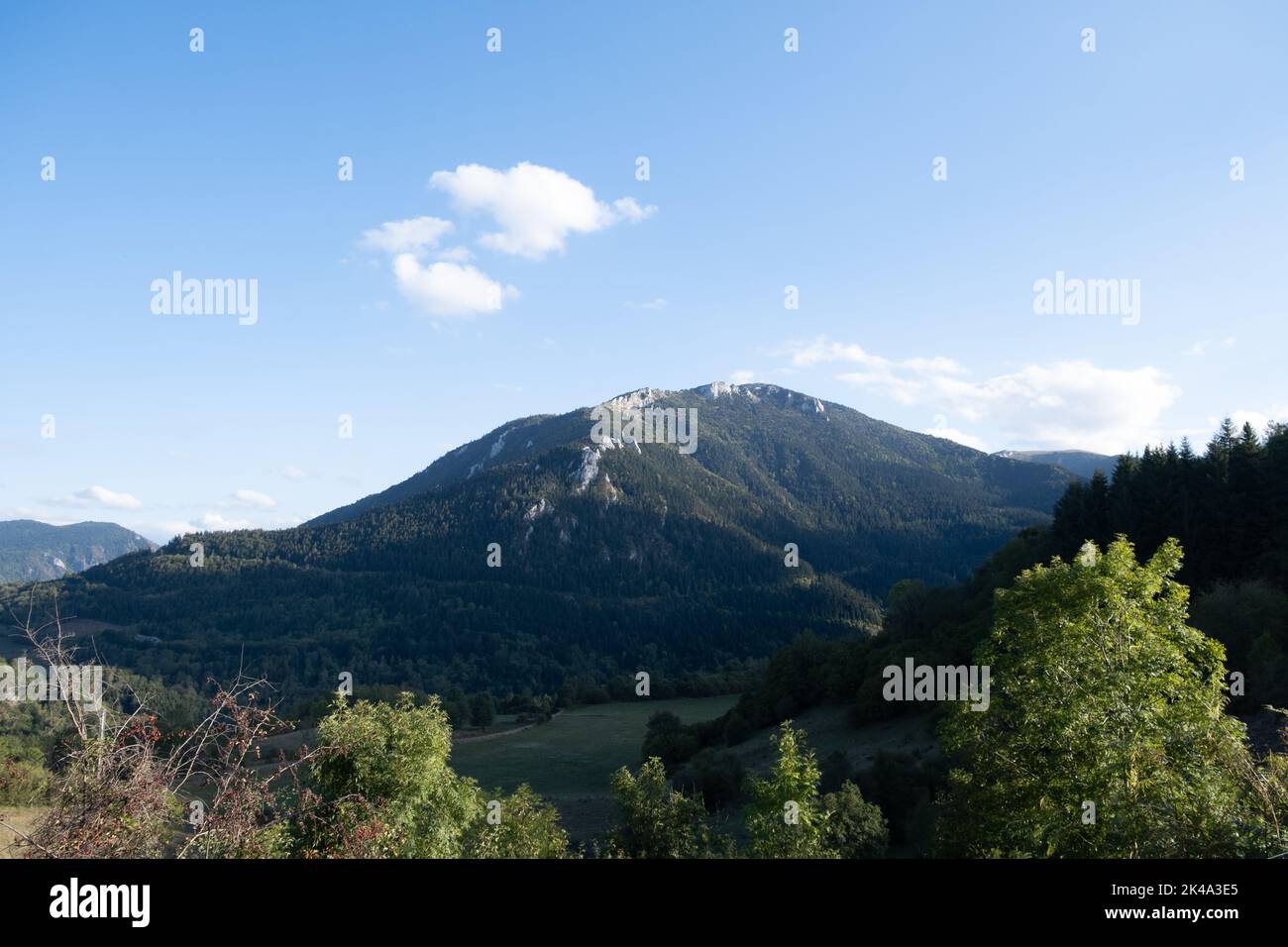 Schöne Panoramalandschaft des Pyrenäen-Gebirgstal von den Ruinen der festung cathar Montsegur in Frankreich Stockfoto
