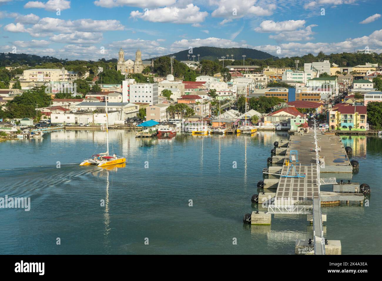 St. Johns, Antigua. Hafen in den späten Nachmittag. St. John's Kathedrale auf der linken Seite. Stockfoto