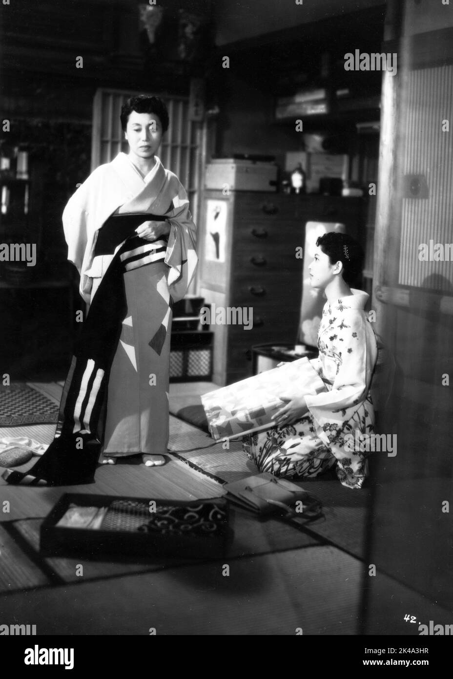 ISUZU YAMADA und HIDEKO TAKAMINE in NAGARERU / FLOWING / A HOUSE OF GEISHA 1956 Regisseur MIKIO NARUSE Roman Aya Koda Toho Company Stockfoto