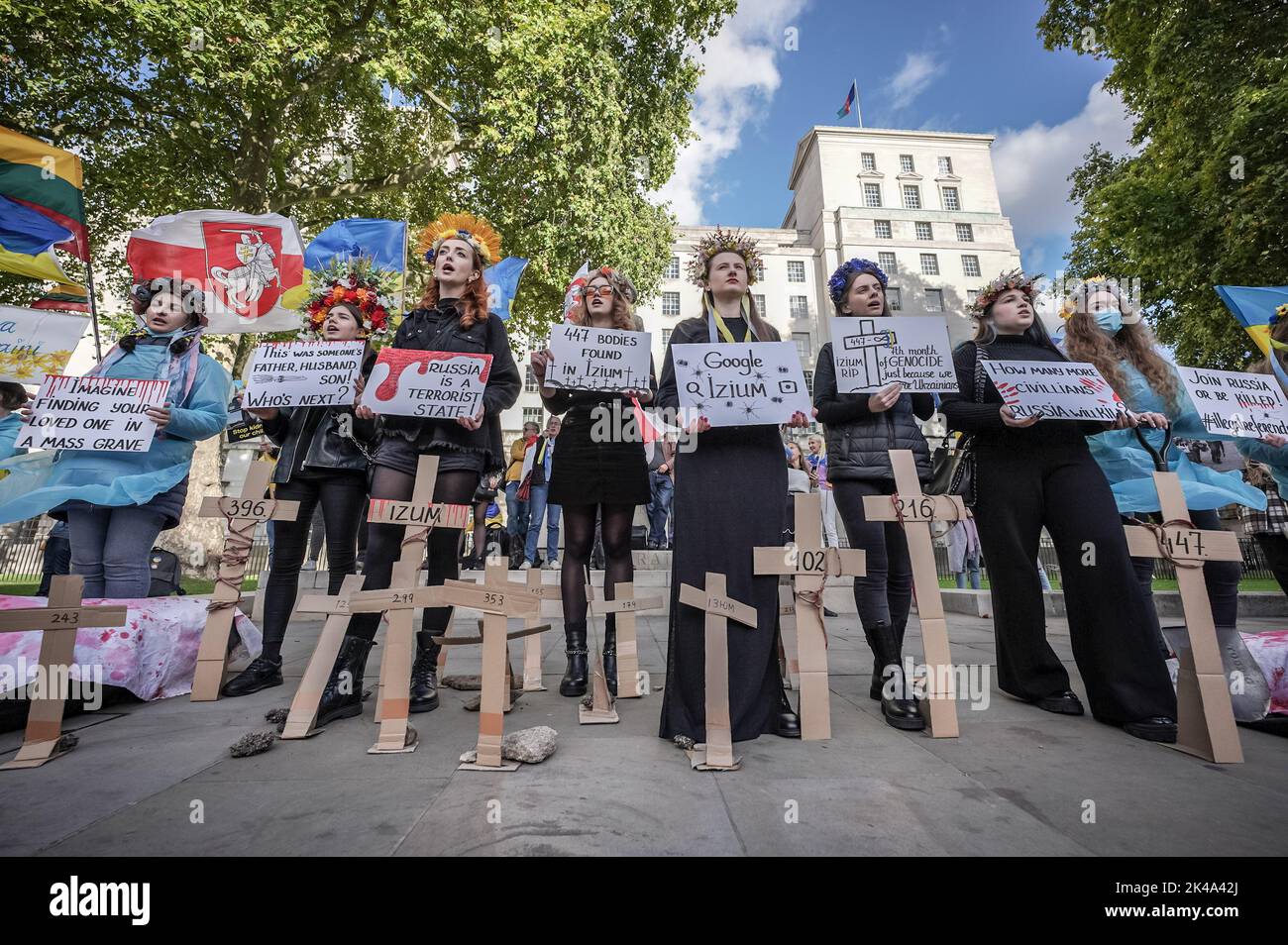 London, Großbritannien. 1.. Oktober 2022. Britisch-ukrainische Bürger versammeln sich gegenüber der Downing Street, um gegen die Annexion von vier Regionen der Ukraine zu protestieren, die jetzt unter russischer Besatzung stehen, nachdem sogenannte Volksabstimmungen durchgeführt wurden, die von der internationalen Gemeinschaft als Schein verurteilt wurden und manchmal bewaffnete Soldaten von Tür zu Tür gingen, um Stimmen zu sammeln. Kredit: Guy Corbishley/Alamy Live Nachrichten Stockfoto