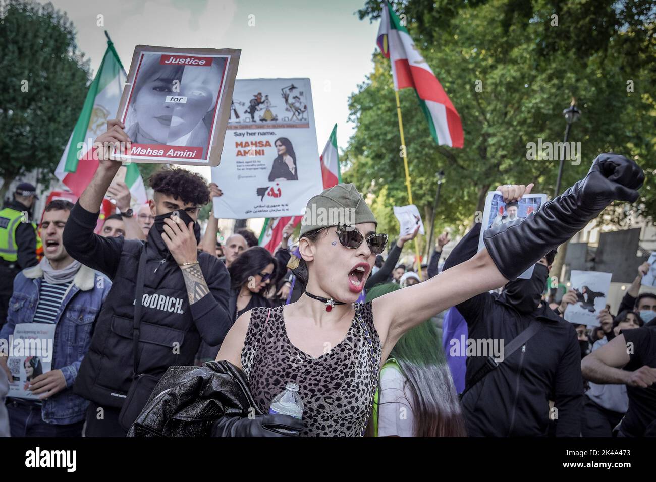 London, Großbritannien. 1.. Oktober 2022. Britisch-iranische Demonstranten marschieren Whitehall herunter und setzen ihre Protestaktion seit dem Tod von Mahsa Amini fort und fordern ein Ende des derzeitigen islamischen Regimes im Iran. Die 22-jährige Kurdin Mahsa Amini wurde drei Tage nach ihrer Verhaftung in der iranischen Hauptstadt für tot erklärt, weil sie das Kopftuch des Hijabs auf „unangemessene“ Weise trug. Kredit: Guy Corbishley/Alamy Live Nachrichten Stockfoto