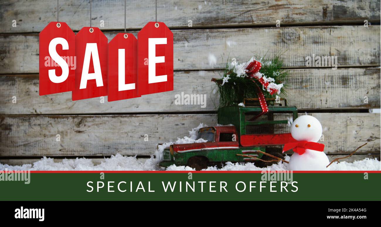Komposition von speziellen Winter bietet Verkauf Text über weihnachtsdekoration im Hintergrund Stockfoto