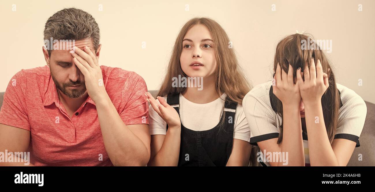 Eltern und Familie oder Kinder Probleme. Psychologe geben Familientherapie für Papa Mutter und Tochter Mädchen, Psychologie Stockfoto