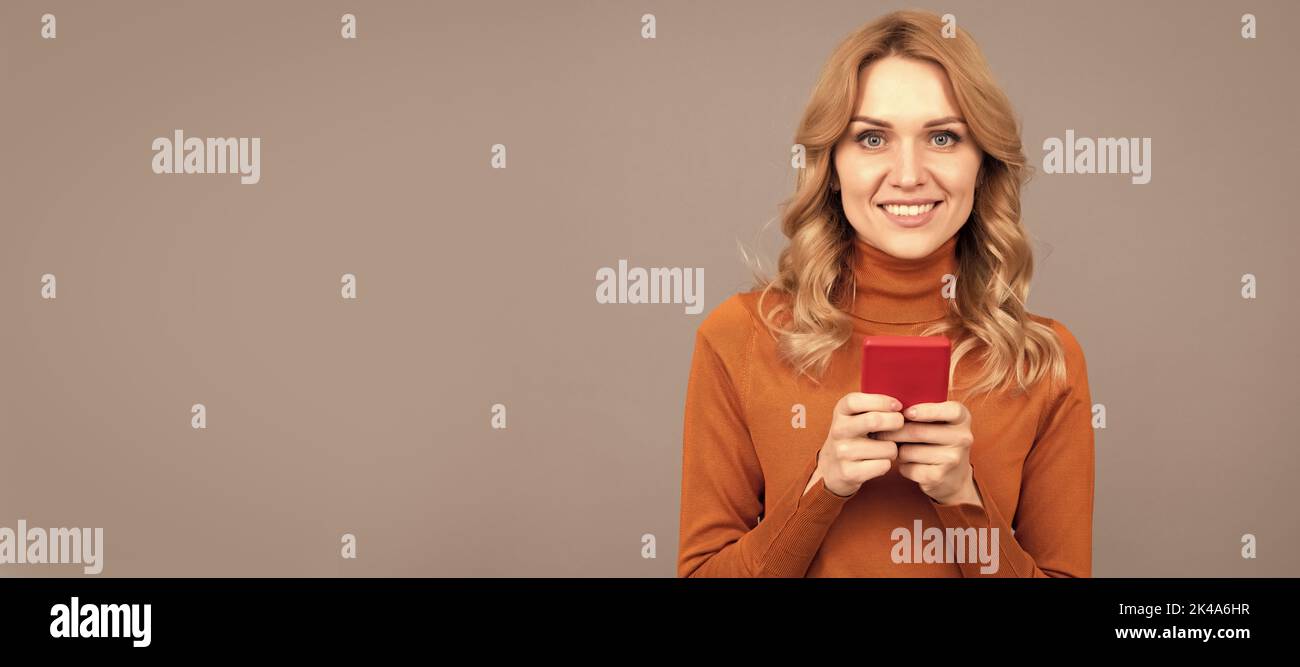 Erste Schritte mit der mobilen Chat-App. Glückliches Mädchen chatten online in Smartphone. Moderne Kommunikation. Frauenportrait, isoliertes Kopfzeilenbanner mit Kopierbereich. Stockfoto