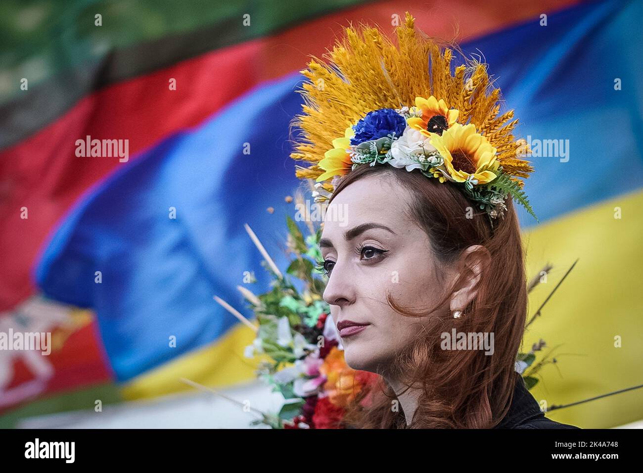 London, Großbritannien. 1.. Oktober 2022. Britisch-ukrainische Bürger versammeln sich gegenüber der Downing Street, um gegen die Annexion von vier Regionen der Ukraine zu protestieren, die jetzt unter russischer Besatzung stehen, nachdem sogenannte Volksabstimmungen durchgeführt wurden, die von der internationalen Gemeinschaft als Schein verurteilt wurden und manchmal bewaffnete Soldaten von Tür zu Tür gingen, um Stimmen zu sammeln. Kredit: Guy Corbishley/Alamy Live Nachrichten Stockfoto