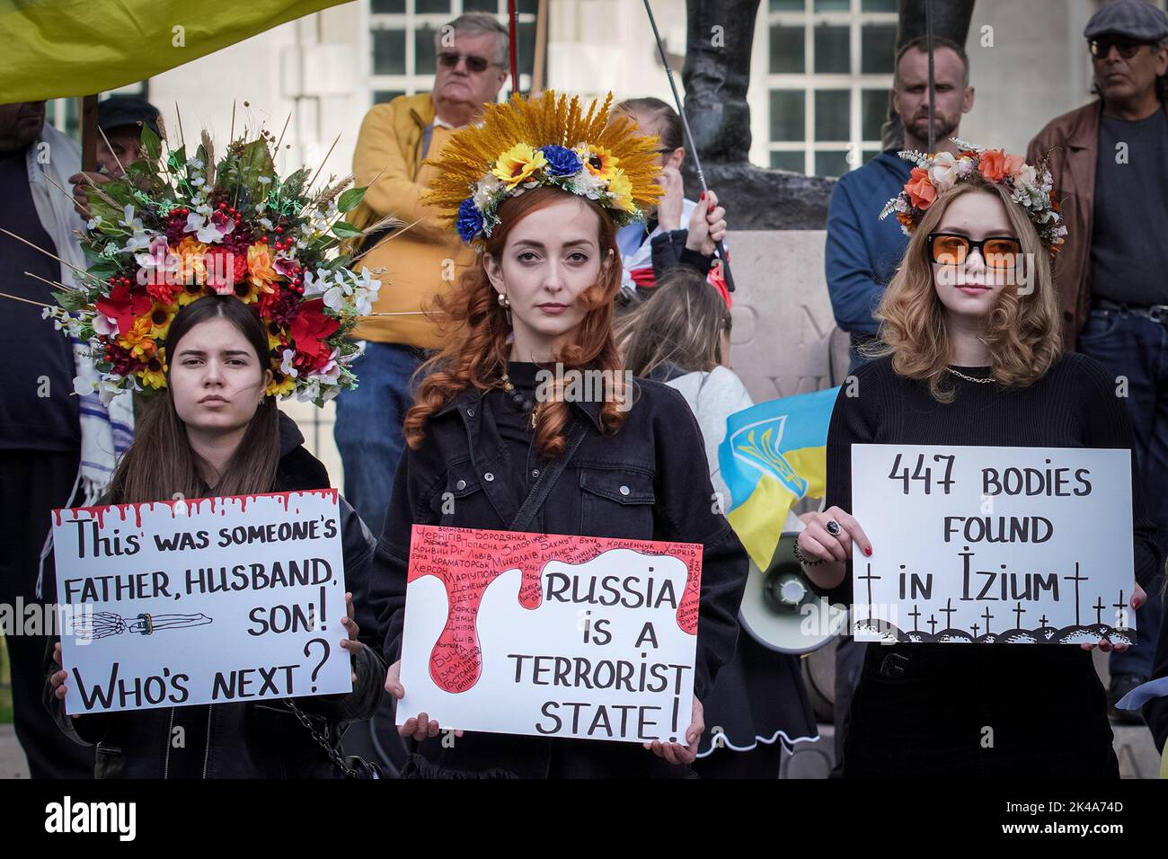 London, Großbritannien. 1.. Oktober 2022. Britisch-ukrainische Bürger versammeln sich gegenüber der Downing Street, um gegen die Annexion von vier Regionen der Ukraine zu protestieren, die jetzt unter russischer Besatzung stehen, nachdem sogenannte Volksabstimmungen durchgeführt wurden, die von der internationalen Gemeinschaft als Schein verurteilt wurden und manchmal bewaffnete Soldaten von Tür zu Tür gingen, um Stimmen zu sammeln. Kredit: Guy Corbishley/Alamy Live Nachrichten Stockfoto