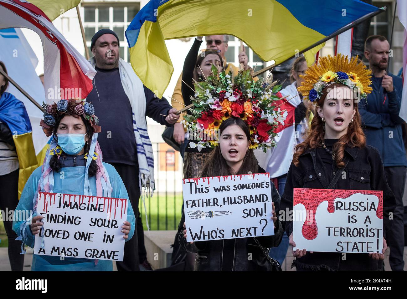 London, Großbritannien. 1.. Oktober 2022. Britisch-ukrainische Bürger versammeln sich gegenüber der Downing Street, um gegen die Annexion von vier Regionen der Ukraine zu protestieren, die jetzt unter russischer Besatzung stehen, nachdem sogenannte Volksabstimmungen durchgeführt wurden, die von der internationalen Gemeinschaft als Schein verurteilt wurden und manchmal bewaffnete Soldaten von Tür zu Tür gingen, um Stimmen zu sammeln. Kredit: Guy Corbishley/Alamy Live Nachrichten Stockfoto