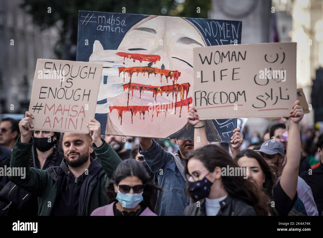 London, Großbritannien. 1.. Oktober 2022. Britisch-iranische Demonstranten marschieren Whitehall herunter und setzen ihre Protestaktion seit dem Tod von Mahsa Amini fort und fordern ein Ende des derzeitigen islamischen Regimes im Iran. Die 22-jährige Kurdin Mahsa Amini wurde drei Tage nach ihrer Verhaftung in der iranischen Hauptstadt für tot erklärt, weil sie das Kopftuch des Hijabs auf „unangemessene“ Weise trug. Kredit: Guy Corbishley/Alamy Live Nachrichten Stockfoto