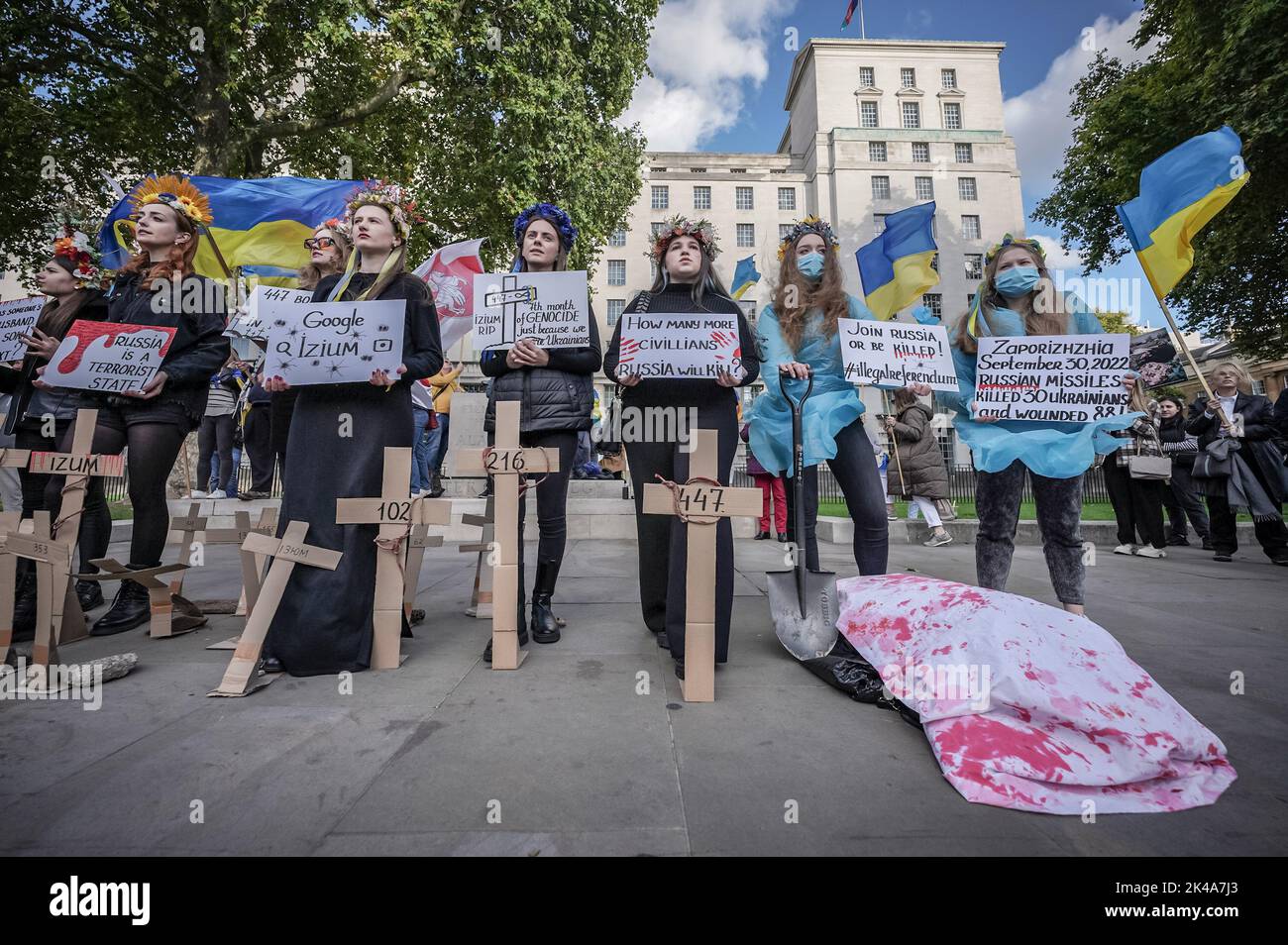 London, Großbritannien. 1.. Oktober 2022. Britisch-ukrainische Bürger versammeln sich gegenüber der Downing Street, um gegen die Annexion von vier Regionen der Ukraine zu protestieren, die jetzt unter russischer Besatzung stehen, nachdem sogenannte Volksabstimmungen durchgeführt wurden, die von der internationalen Gemeinschaft als Schein verurteilt wurden und manchmal bewaffnete Soldaten von Tür zu Tür gingen, um Stimmen zu sammeln. Kredit: Guy Corbishley/Alamy Live Nachrichten Stockfoto