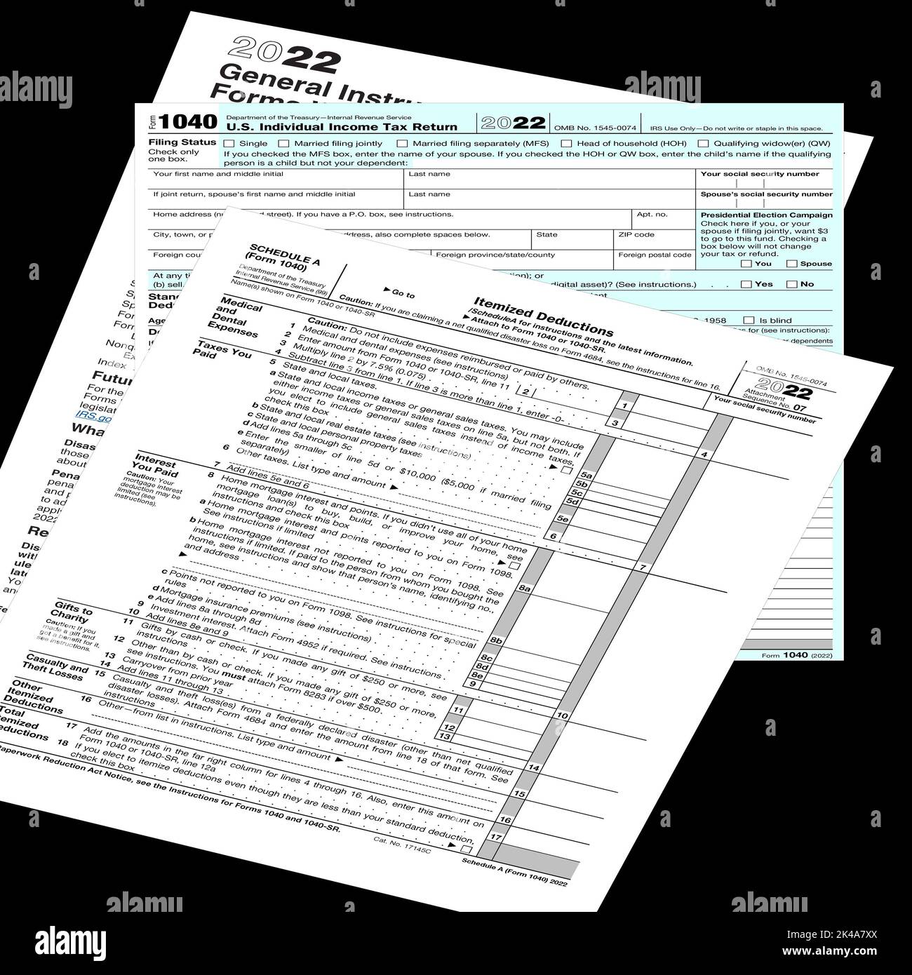 2022 IRS 1040 & planen Sie eine Steuer Formulare auf einem schwarzen Desktop. Stockfoto