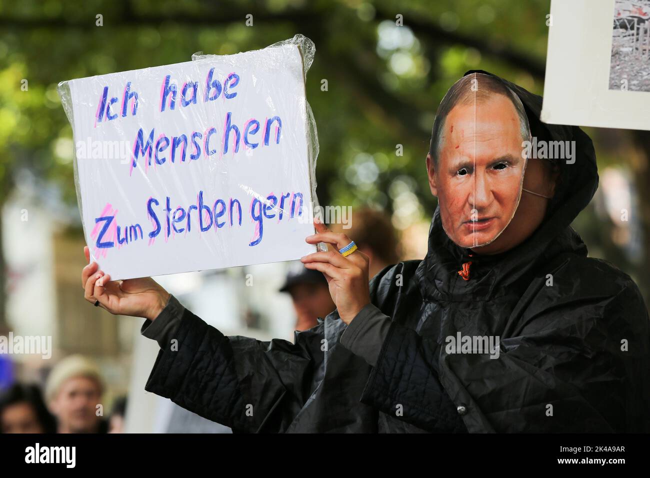 Hamburg, Deutschland. 01. Oktober 2022. Am Rande einer Friedensdemonstration protestiert eine Gruppe ukrainischer Demonstranten mit Plakaten und Transparenten. Ein Schild zeigt eine Putin-Maske und die Aufschrift 'Ich mag Menschen sterben'. Kredit: Bodo Marks/dpa/Alamy Live Nachrichten Stockfoto