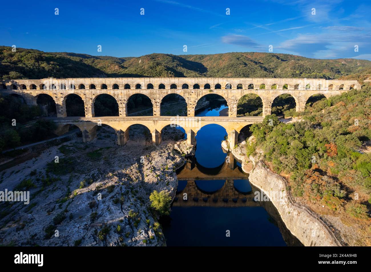 Luftaufnahme des berühmten Pont du Gard, eines alten römischen Aquädukts in Frankreich, Europa Stockfoto