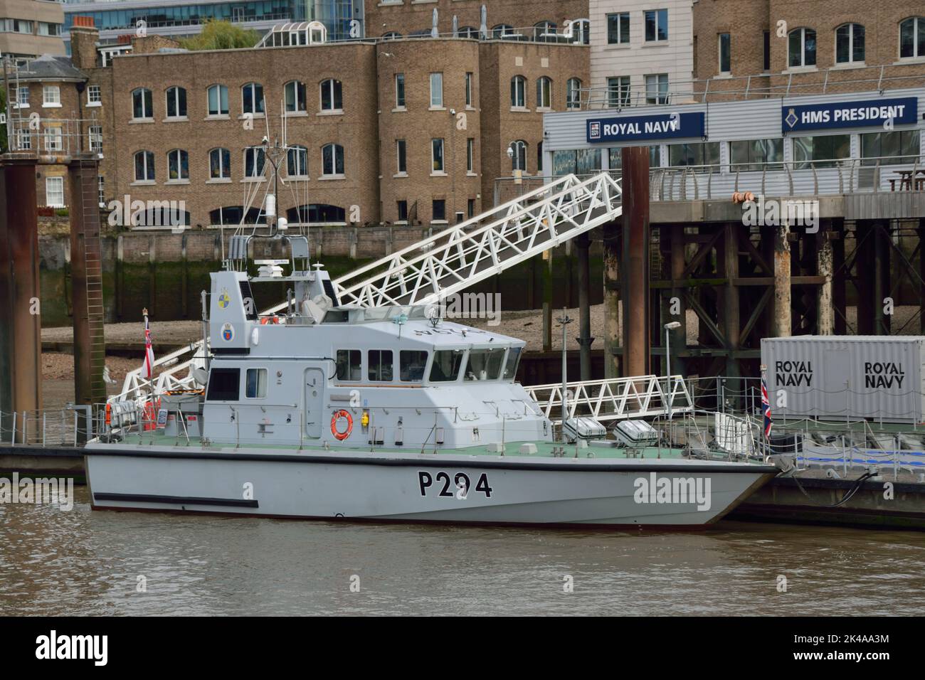 HMS-TROMPETER, ein in-Shore-Patrouillenschiff der Archer-Klasse, das dem Coastal Forces Squadron zugewiesen wurde, wurde zusammen mit HMS PRESIDENT RNR in London gesehen Stockfoto