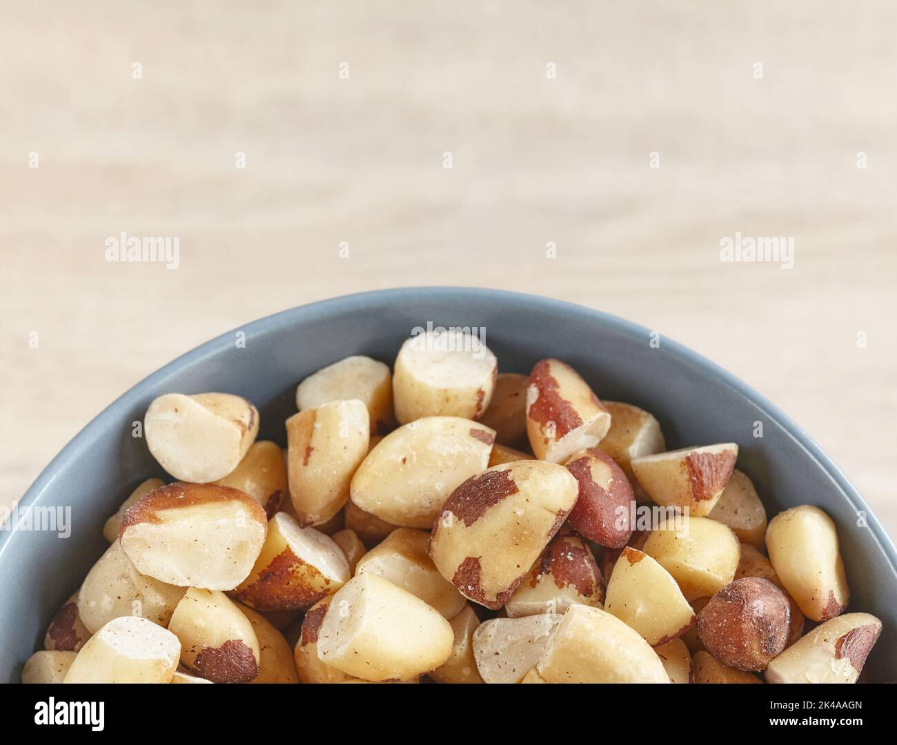 Nahaufnahme von paranüssen in einer Schüssel, selektiver Fokus. Stockfoto