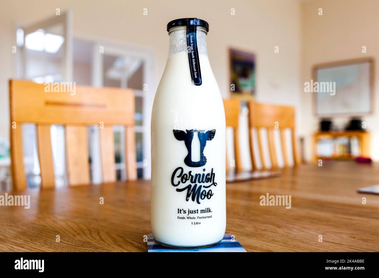 Cornish Moo Milk. Lokal aus nachhaltiger Landwirtschaft hergestellt und auf der South Hellescott Farm, North Petherwin, Launceston, Cornwall, Großbritannien, verkauft Stockfoto