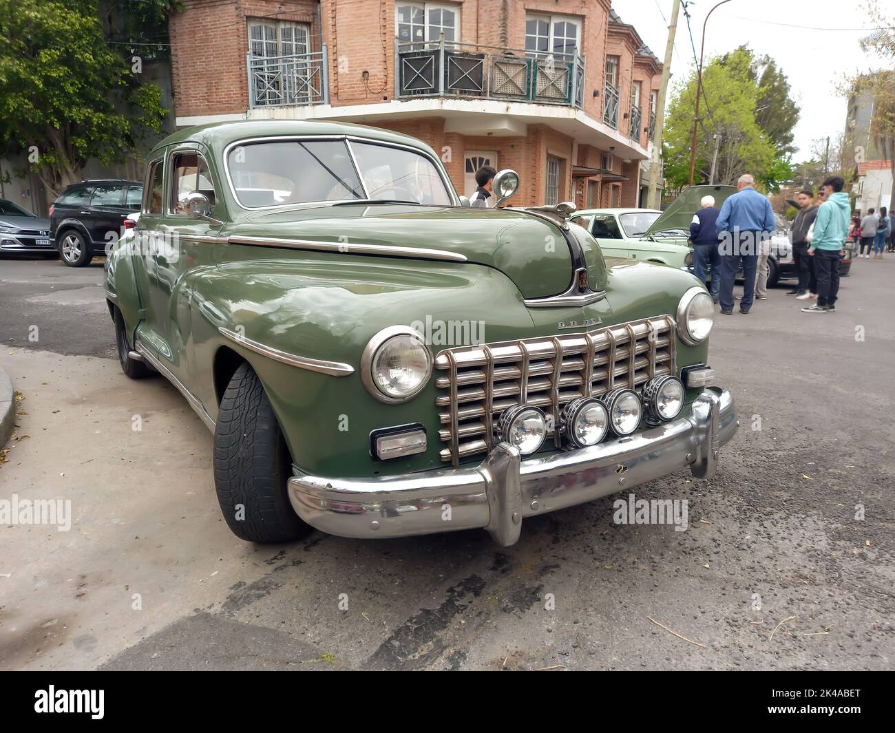 Alt grün 1946 Dodge Custom D24 vier-Türer 7 Passagier Limousine in der Straße geparkt. Continental-Motor. Oldtimer-Show. Stockfoto