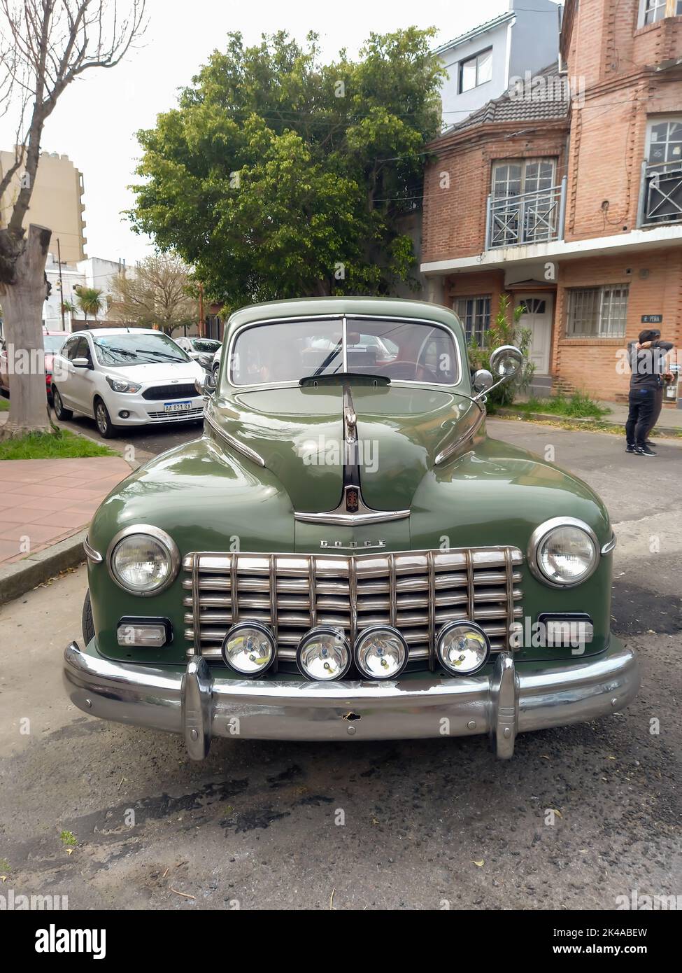 Alt grün 1946 Dodge Custom D24 vier-Türer 7 Passagier Limousine in der Straße geparkt. Continental-Motor. Oldtimer-Show. Stockfoto