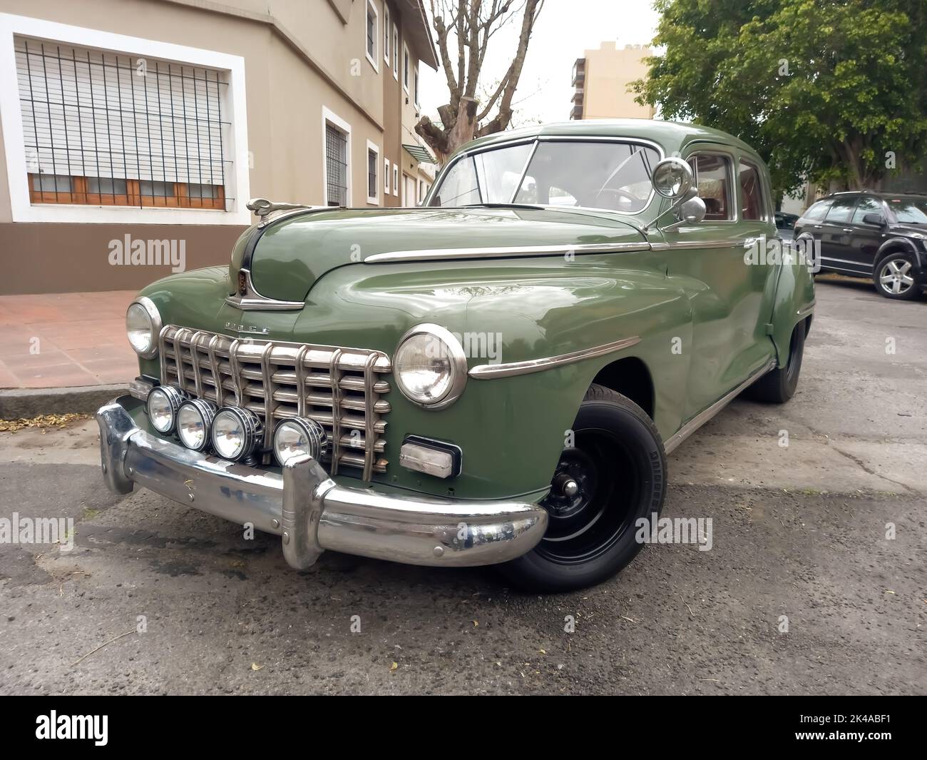 Alt grün 1946 Dodge Custom D24 vier-Türer 7 Passagier Limousine in der Straße geparkt. Continental-Motor. Oldtimer-Show. Stockfoto