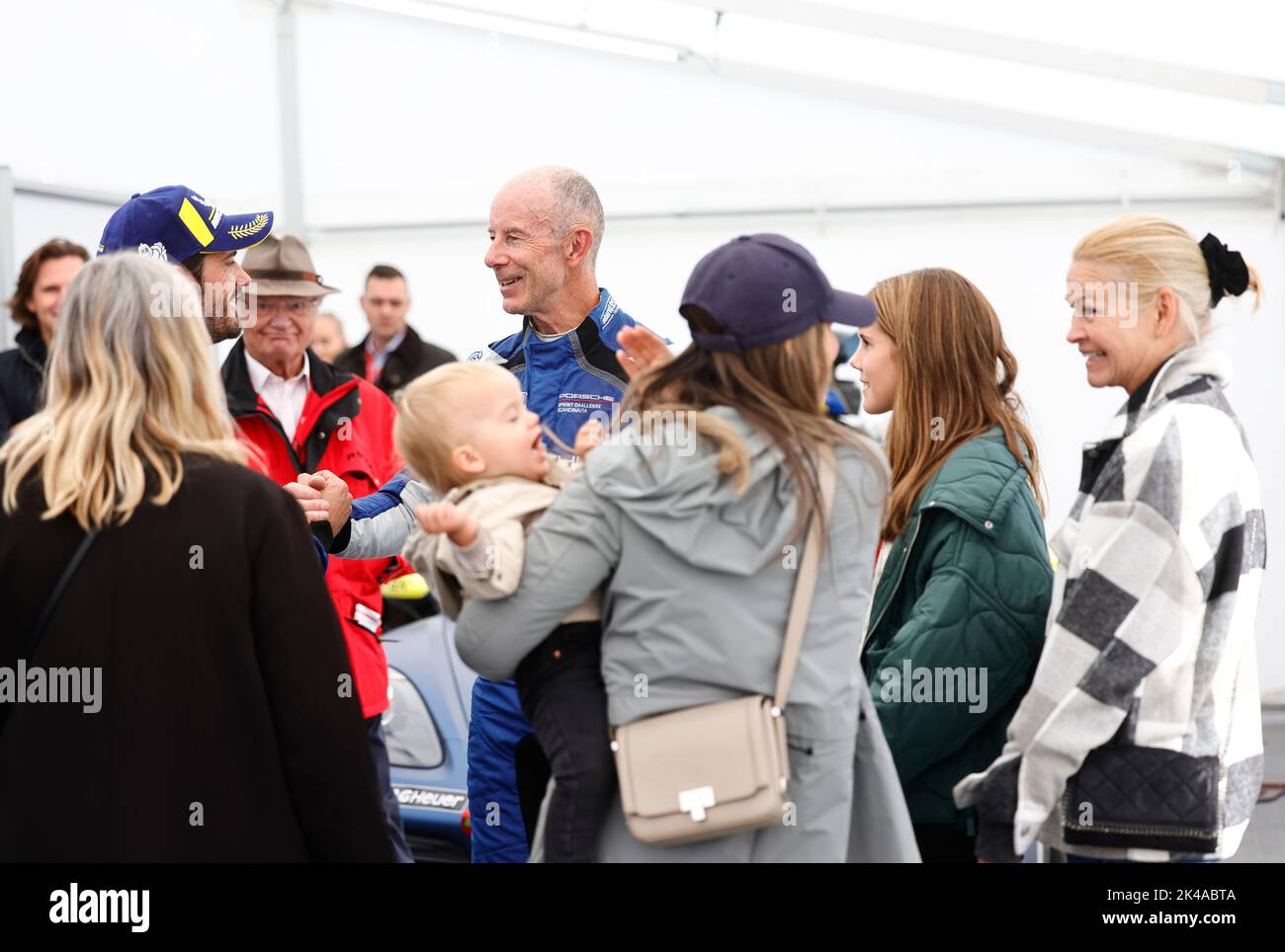 Prinz Carl Philip, König Carl Gustaf, ehemaliger Alpinskifahrer Ingemar Stenmark, Prinzessin Sofia mit Prinz Julian, Tarja Stenmak und Iza Stenmark nach Th Stockfoto