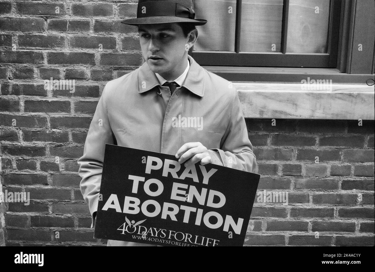 New York, New York, USA. 1. Oktober 2022. Pro-Life-Befürworter der St. Patricks Church of the East Village und Pro-Choice-Befürworter treffen sich während einer Kundgebung und protestieren gegen die geplante Elternschaft in der Mott Street in New York. (Bild: © Brian Branch Price/ZUMA Press Wire) Bild: ZUMA Press, Inc./Alamy Live News Stockfoto