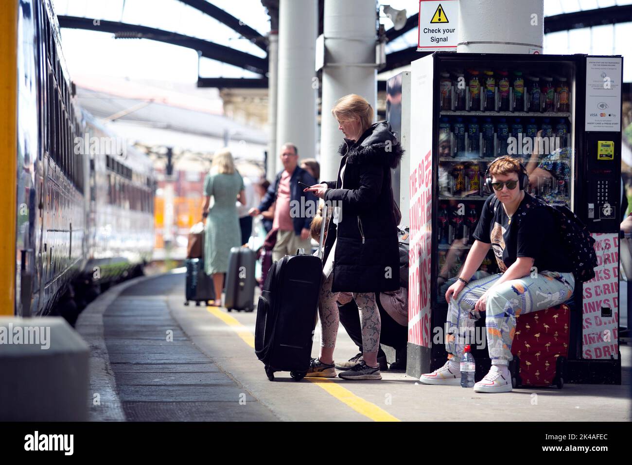 Am Bahnhof York in North Yorkshire warten Bahnreisende auf Züge, da die britischen Bahnstreiks im Juni 2022 im ganzen Land bis 40,00 andauert Stockfoto