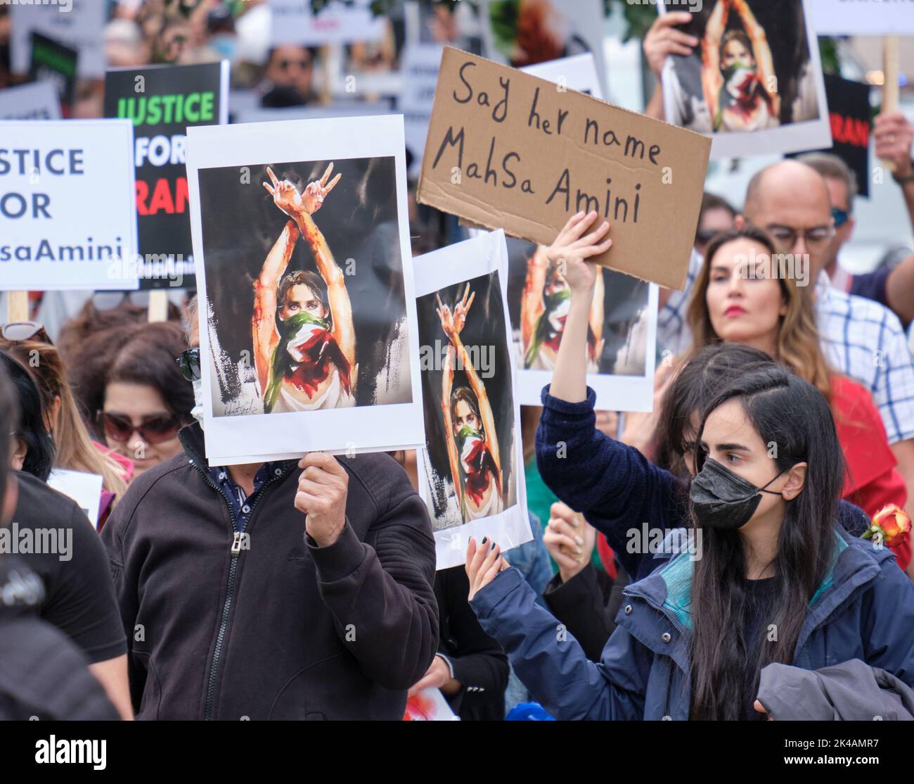 Halifax, Nova Scotia, Kanada. 1.. Oktober 2022. Hunderte marschierten in einer Kundgebung für die Freiheit im Iran und forderten Gerechtigkeit für den Tod von Mahsa Amini, der in Polizeigewahrsam getötet wurde. Die Kundgebung unter dem Banner „Women Life Freedom“ forderte, dass Kanada die Stimme iranischer Frauen sein sollte, die vom aktuellen Regime in ihrem eigenen Land zum Schweigen gebracht wurden, und das Recht der Iraner auf Demokratie und Freiheit unterstützte. Kredit: Meanderingemu /Alamy Live Nachrichten Stockfoto