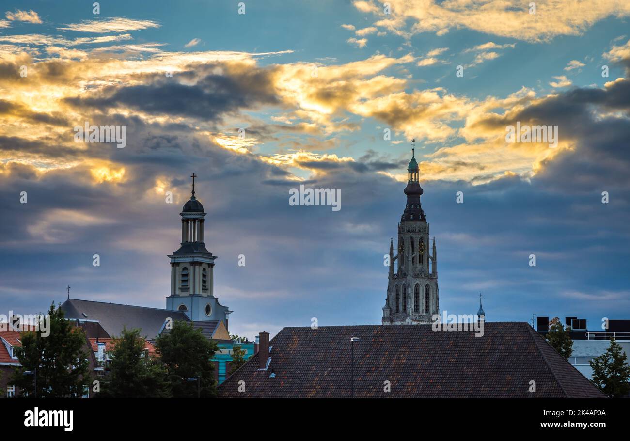 Skyline von Breda, Nordbrabant, Niederlande, mit dominanter Grote Kerk (große Kirche) Stockfoto