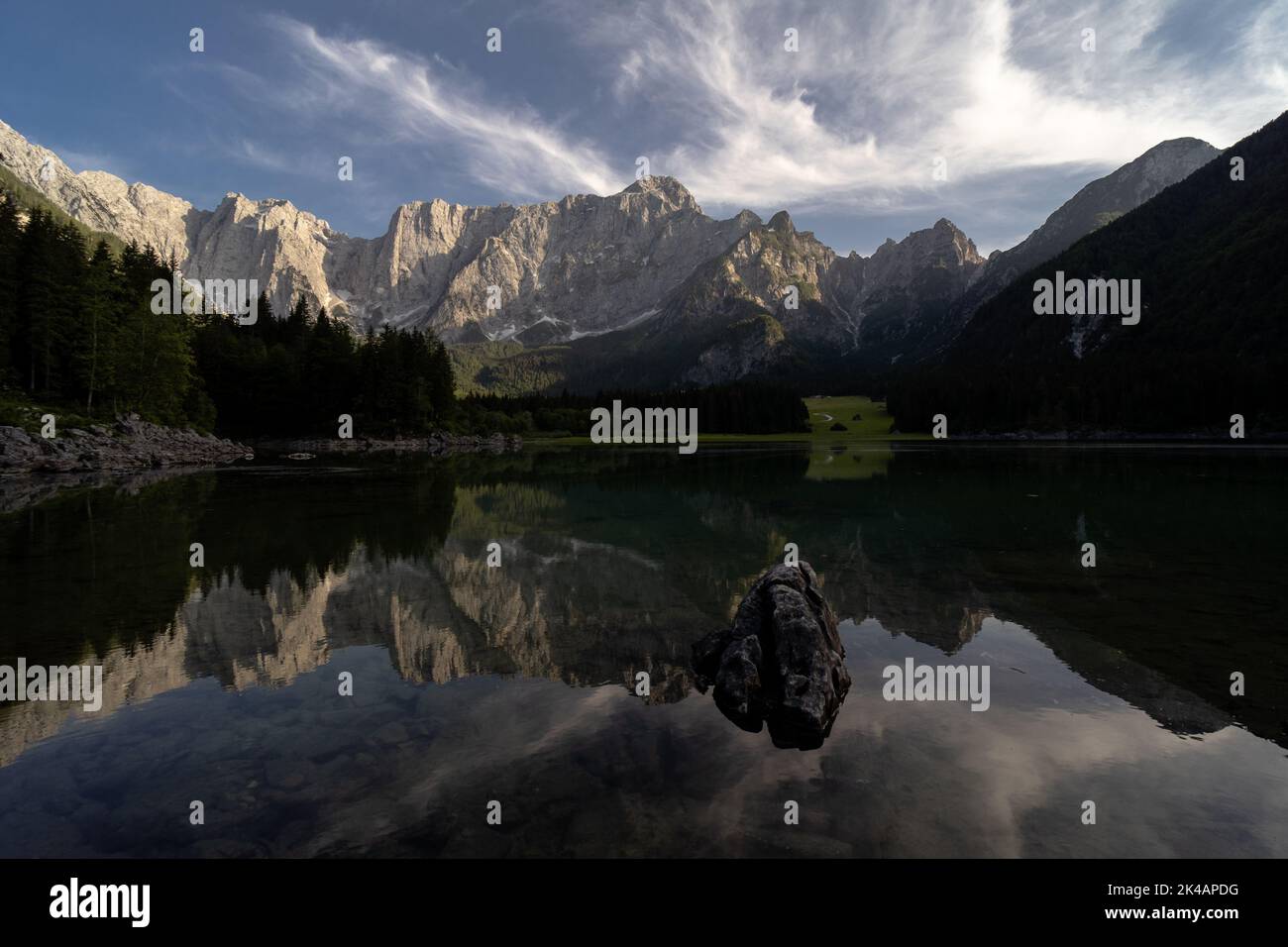 Eine Landschaftsaufnahme der Fusine Seen mit der Spiegelung der hohen Berge im Hintergrund in Italien Stockfoto