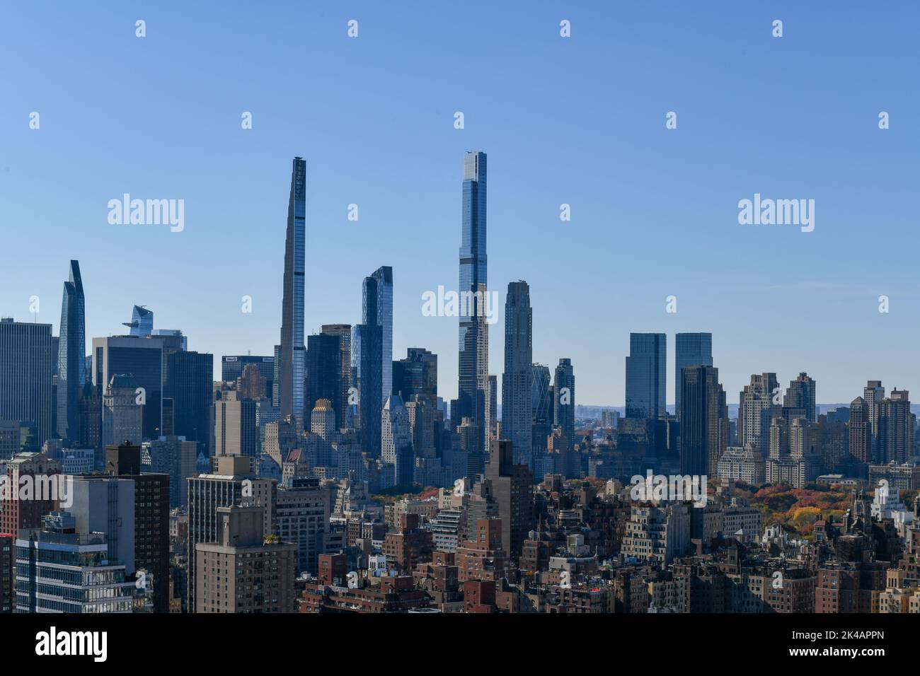 Milliardäre Row, eine Sammlung von übergroßen Wohnhäusern für die Überreichen, hauptsächlich in der West 57. Street, von Midtown East aus gesehen. Stockfoto