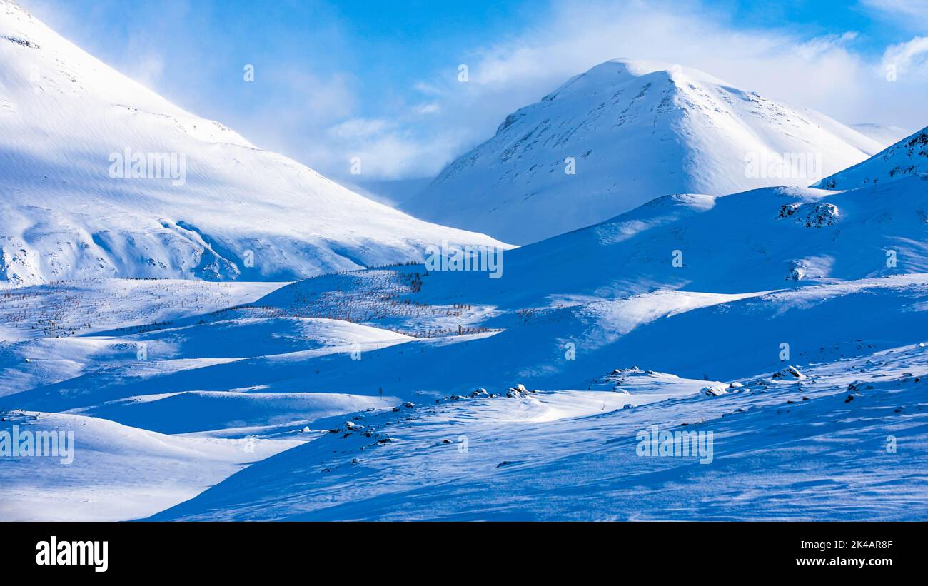 Licht und Schatten über verschneiten Hügellandschaften, in der Nähe von Akureyri, Nordisland Eyestra, Island Stockfoto