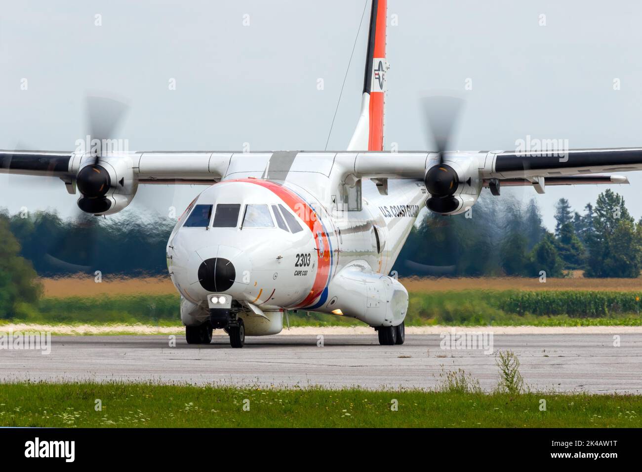 Ein Cape Cod United States Coast Guard HC-144A-Flugzeug nach der Landung auf der 2021 Airshow London SkyDrive, Ontario, Kanada. Stockfoto