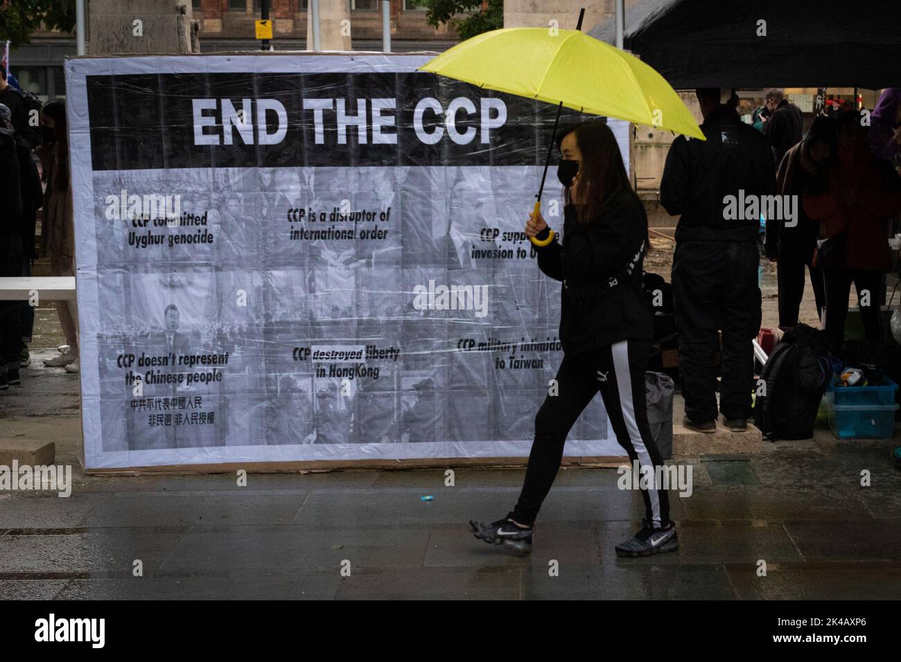 Manchester, Großbritannien. 01. Oktober 2022. Ein Protestler geht an einem Banner vorbei. Hongkongers gehen auf die Straßen der Stadt. Menschen marschieren, um die Aufmerksamkeit auf die Tyrannei der Kommunistischen Partei Chinas zu lenken, die gegen Politiker, Journalisten und Demonstranten gerichtet ist, die sich erhoben haben, um das Auslieferungsgesetz anzufechten. Kredit: Andy Barton/Alamy Live Nachrichten Stockfoto