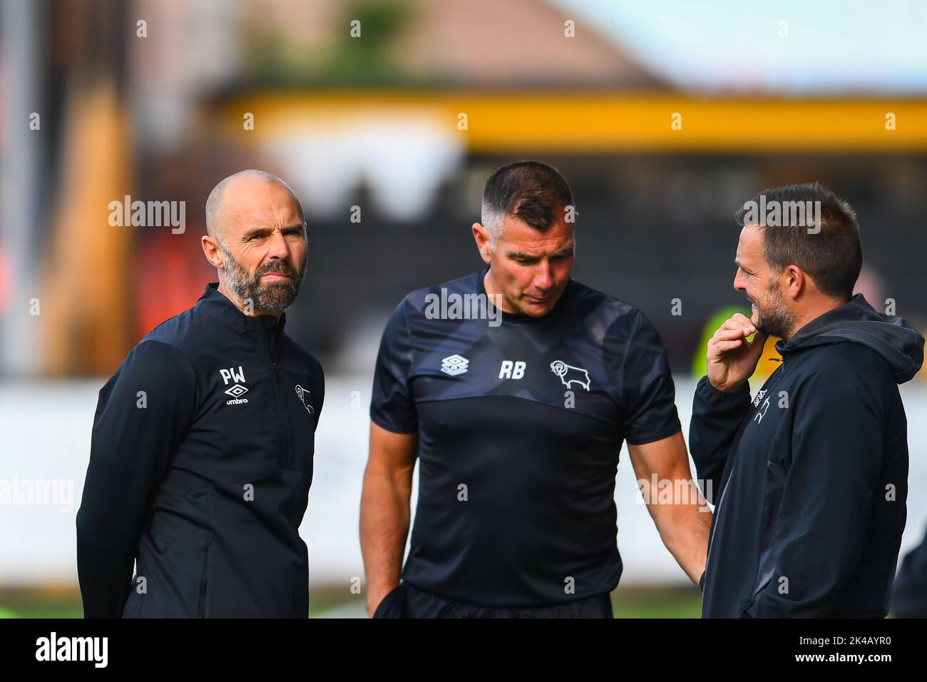 Cambridge, Großbritannien. 1.. Oktober 2022Manager Paul Warne ( Paul Warne Derby) und Back Room-Mitarbeiter während des Sky Bet League 1-Spiels zwischen Cambridge United und Derby County im R Costings Abbey Stadium, Cambridge am Samstag, 1.. Oktober 2022. (Kredit: Kevin Hodgson | MI News) Kredit: MI Nachrichten & Sport /Alamy Live News Stockfoto