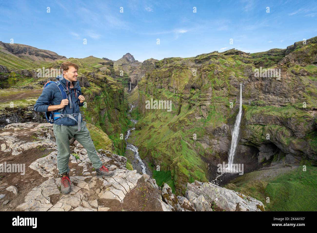 Wanderer an der Schlucht, Berglandschaft mit Schlucht, Hangandifoss Wasserfall in Mulagljufur Canyon, Sudurland, Island Stockfoto