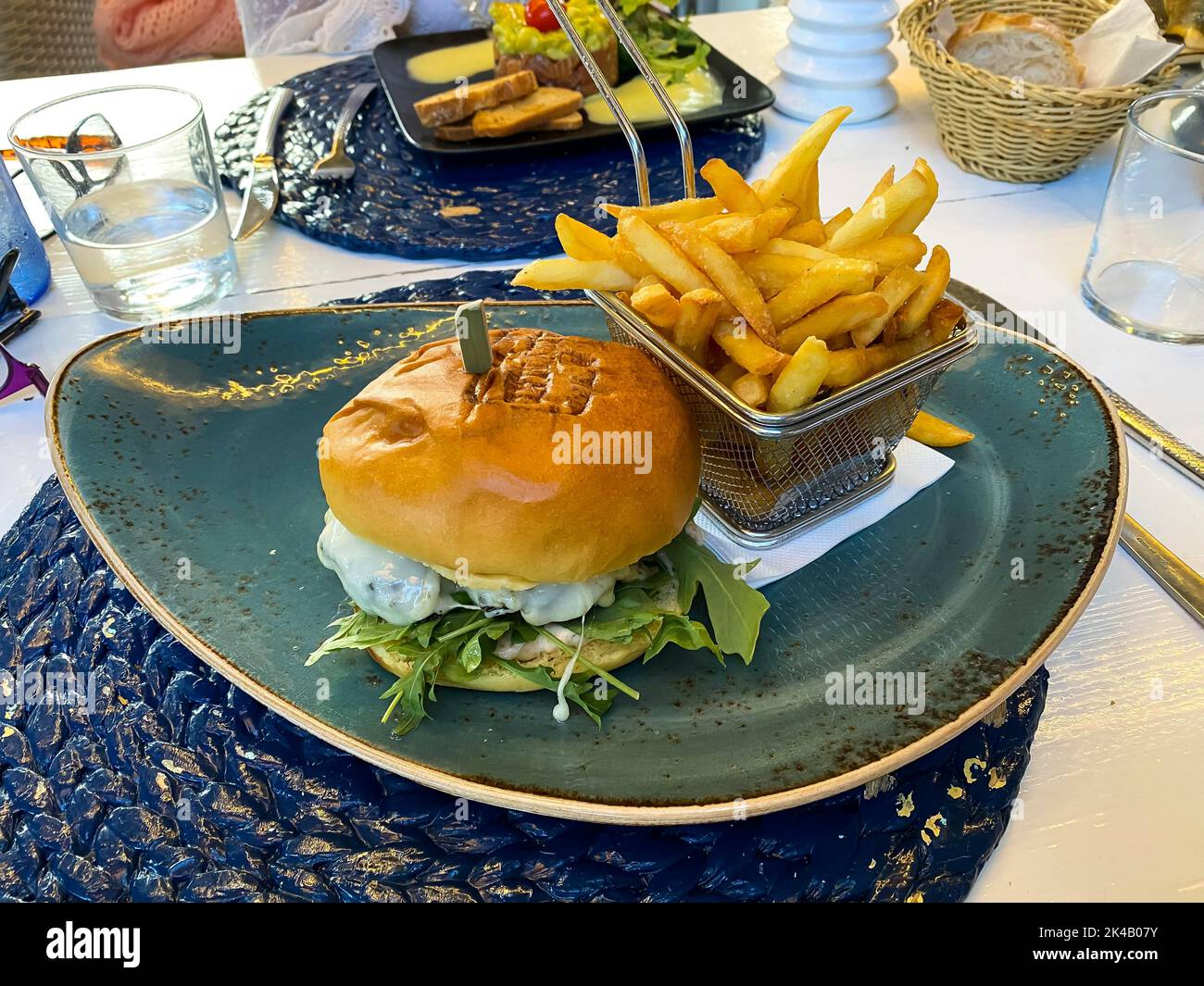Steak Burger, Käse, Salat und Pommes, Mallorca, Spanien Stockfoto