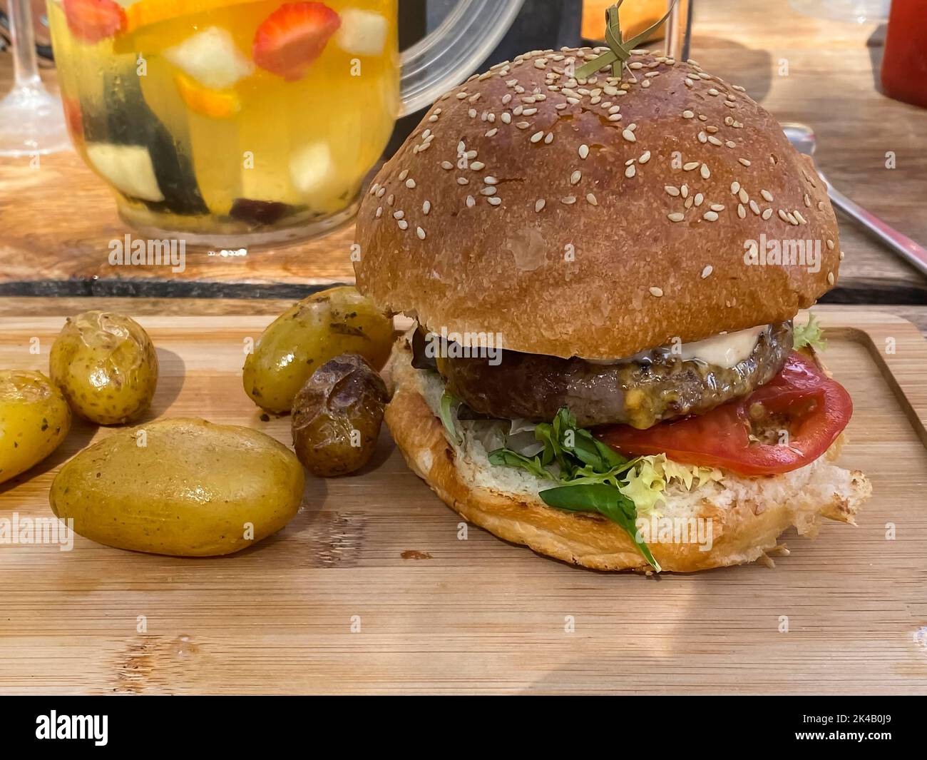 Hamburger, Käse, Blaskartoffeln, Mallorca Spanien Stockfoto