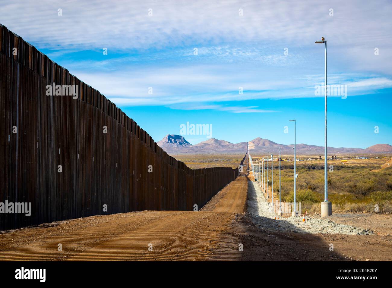 Kürzlich wurden am 14. Dezember 2020 Paneele beim neuen Grenzwandsystem-Projekt östlich von Douglas, Arizona, errichtet. Das Grenzwandsystem umfasst eine Kombination von Infrastruktur einschließlich neuer Allwetterzugangsstraßen. Foto von Jerry Glaser. Stockfoto