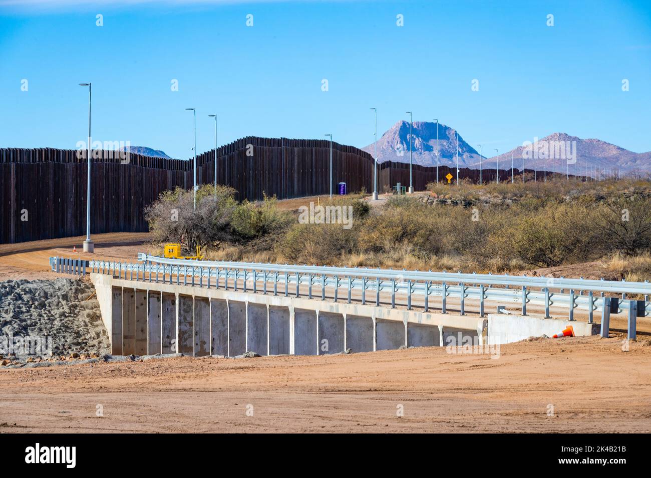 Kürzlich wurden am 14. Dezember 2020 Paneele beim neuen Grenzwandsystem-Projekt östlich von Douglas, Arizona, errichtet. Das Grenzwandsystem umfasst eine Kombination von Infrastruktur einschließlich neuer Allwetterzugangsstraßen. (Foto von Jerry Glaser. Stockfoto