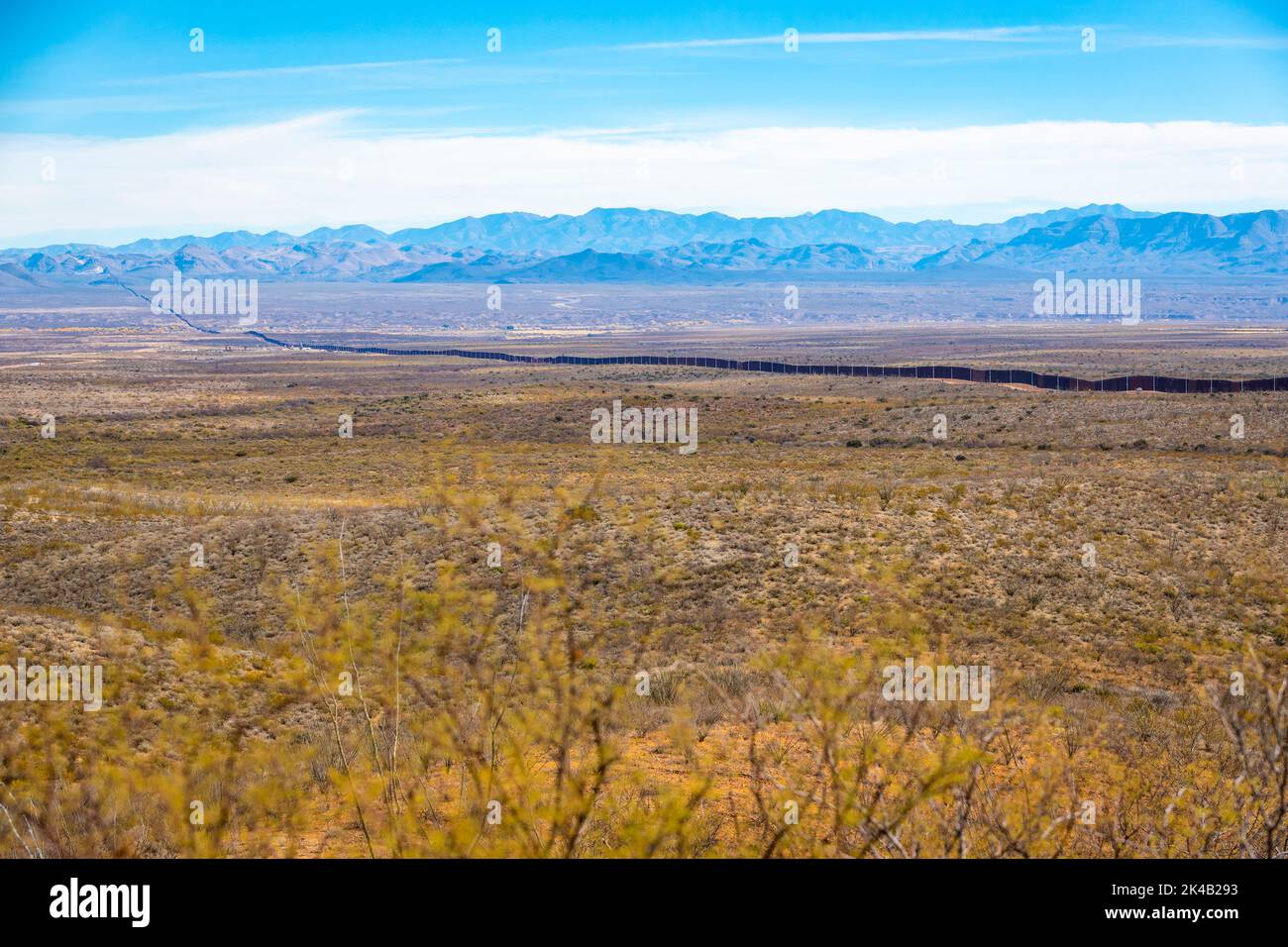 Kürzlich wurden am 14. Dezember 2020 Paneele beim neuen Grenzwandsystem-Projekt östlich von Douglas, Arizona, errichtet. Das Grenzwandsystem umfasst eine Kombination von Infrastruktur einschließlich neuer Allwetterzugangsstraßen. Foto von Jerry Glaser. Stockfoto