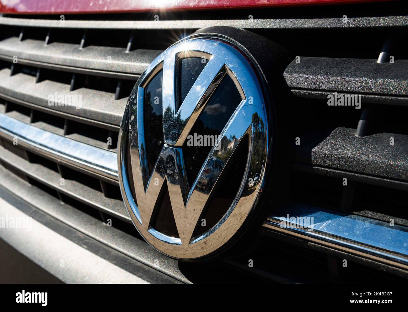 Cala Llombards, Spanien; september 23 2022: Nahaufnahme des Symbols des deutschen Automobilherstellers Wolkswagen, auf der Stoßstange eines Autos Stockfoto
