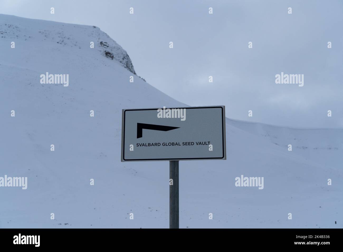 Melden Sie sich für das Svalbard Global Seed Vault an einem kalten, verschneiten Wintertag außerhalb von Longyearbyen an Stockfoto