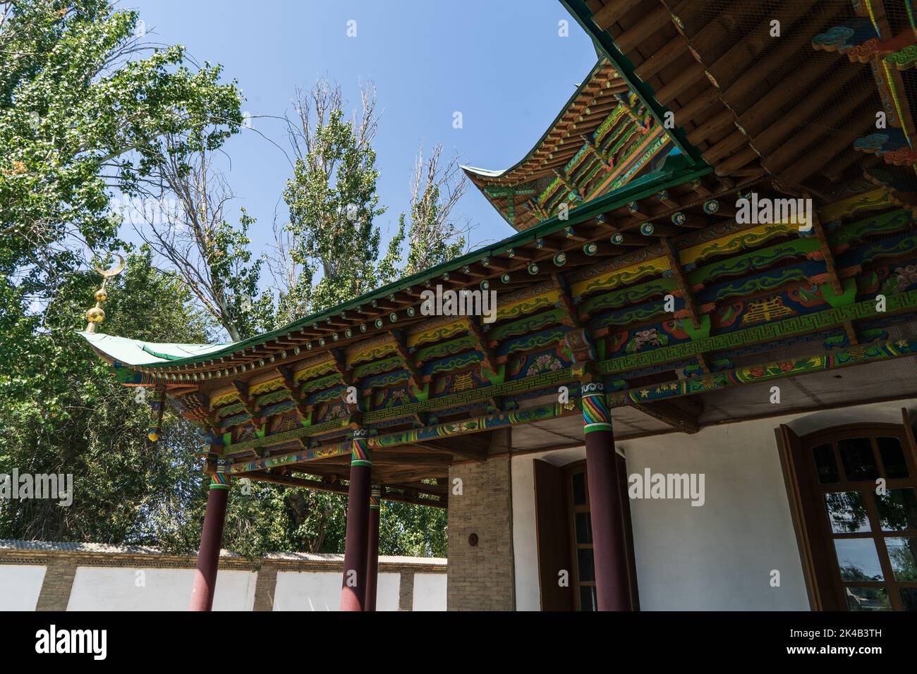 Farbenfrohe Holzfassade und Pagode der chinesischen Dungan-Uiguren-Moschee in Zharkent, Kasachstan Stockfoto